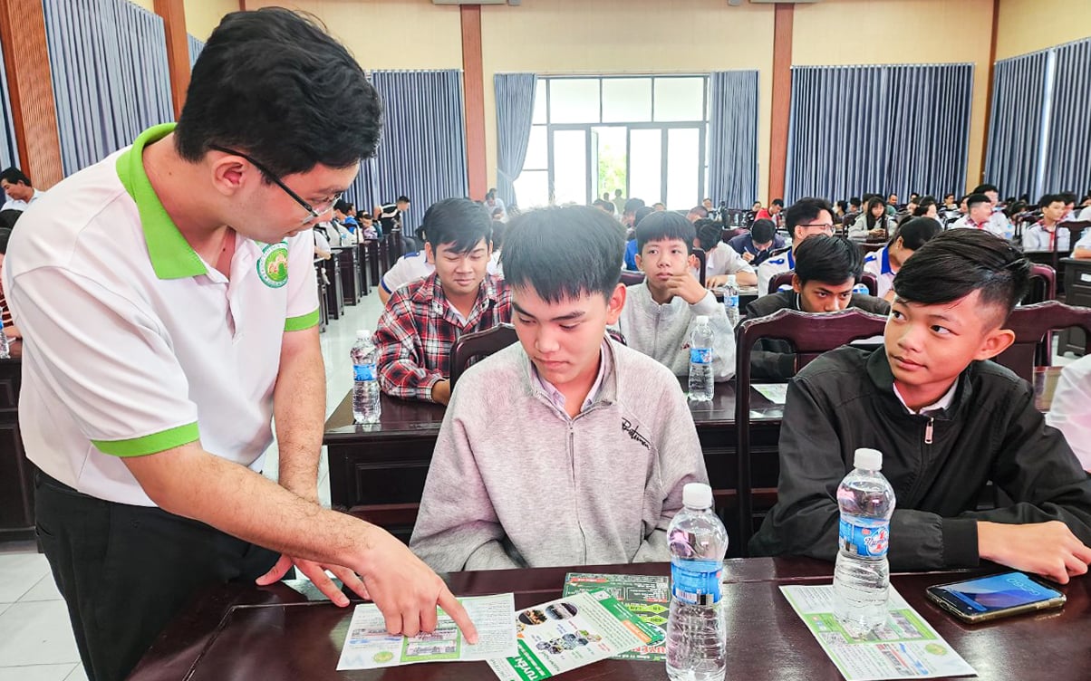Оказание услуг по профориентации и трудоустройству более чем 300 студентам и работникам в коммуне Тан Хиеп.