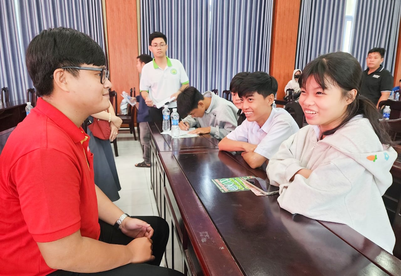 Оказание услуг по профориентации и трудоустройству более чем 300 студентам и работникам в коммуне Тан Хиеп.