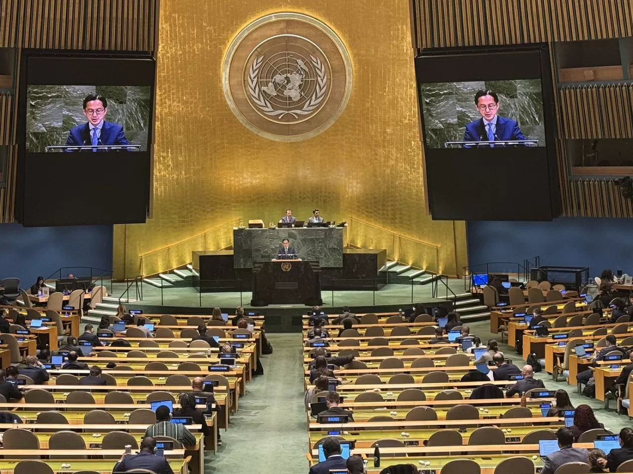 Vietnam bidrar betydelig til ny utvikling og fremmer en effektiv implementering av FNs havrettskonvensjon. Việt Nam đóng góp thực chất trong các bước phát triển mới và thúc đẩy thực thi hiệu quả Công ước của Liên hợp quốc về Luật biển