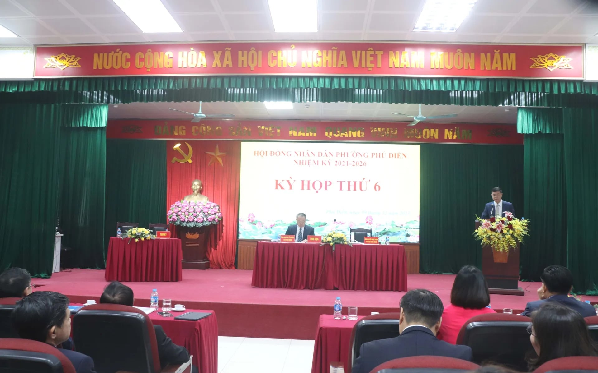 ឈុតឆាកពីកិច្ចប្រជុំ Quang cảnh kỳ họp