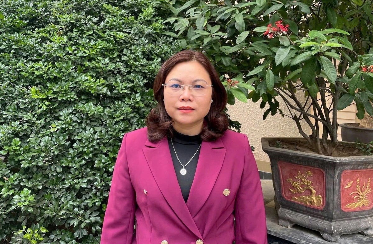 Fru Luu Thi Hang, chef för Hanois avdelning för grödproduktion och växtskydd, sa: Hanois jordbrukssektor fokuserar på att utöka arealen med kortsiktiga grönsaksgrödor för att snabbt komplettera utbudet och stabilisera livsmedelsmarknaden inför månnyåret 2026. Foto: Minh Ha. Bà Lưu Thị Hằng, Chi cục trưởng Chi cục Trồng trọt và Bảo vệ thực vật Hà Nội cho biết: Ngành nông nghiệp Hà Nội tập trung mở rộng diện tích rau ngắn ngày để nhanh chóng bổ sung nguồn cung, bình ổn thị trường thực phẩm cho dịp Tết Nguyên đán 2026. Ảnh: Minh Hà.