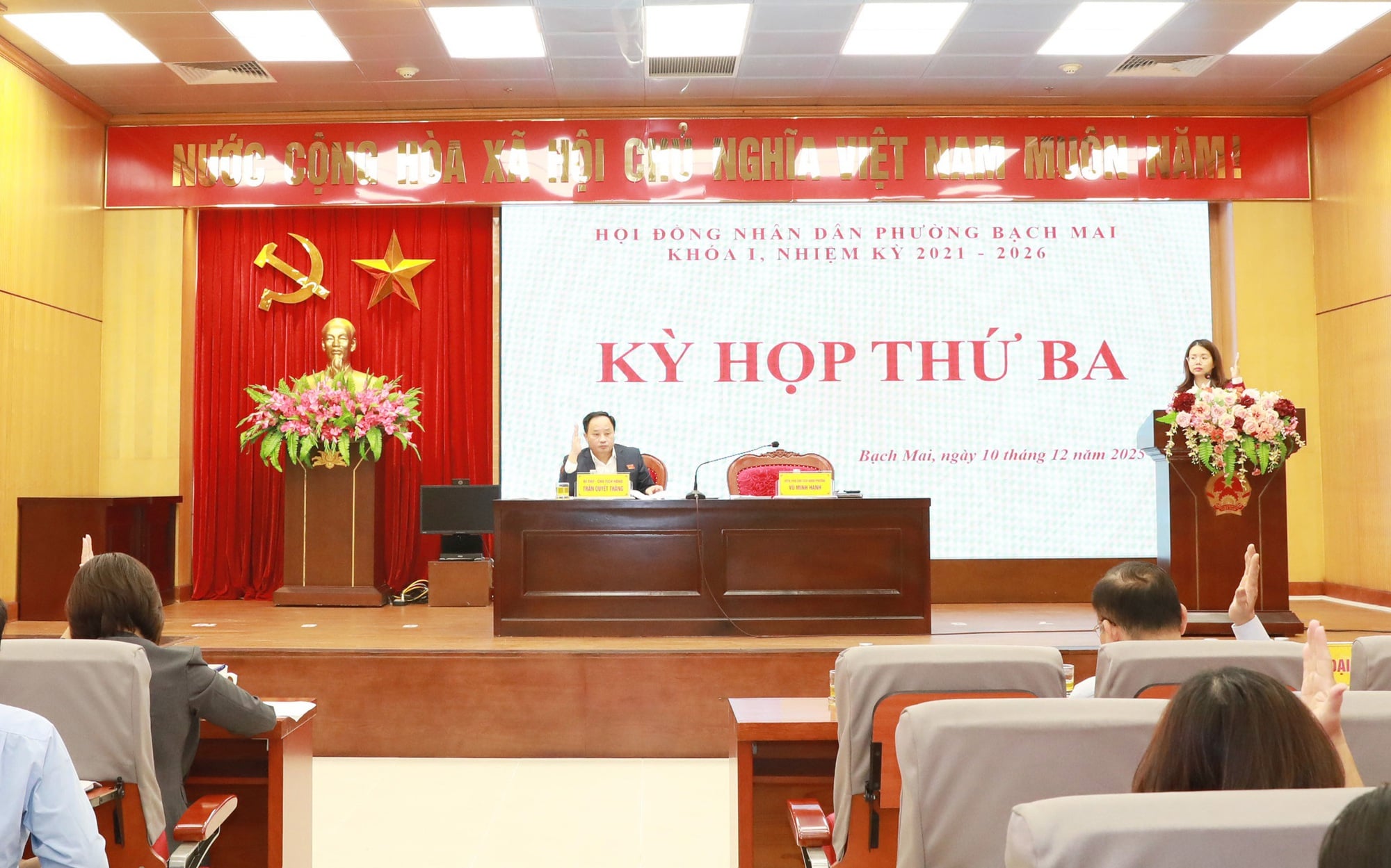 Các đại biểu biểu quyết thông qua Nghị quyết