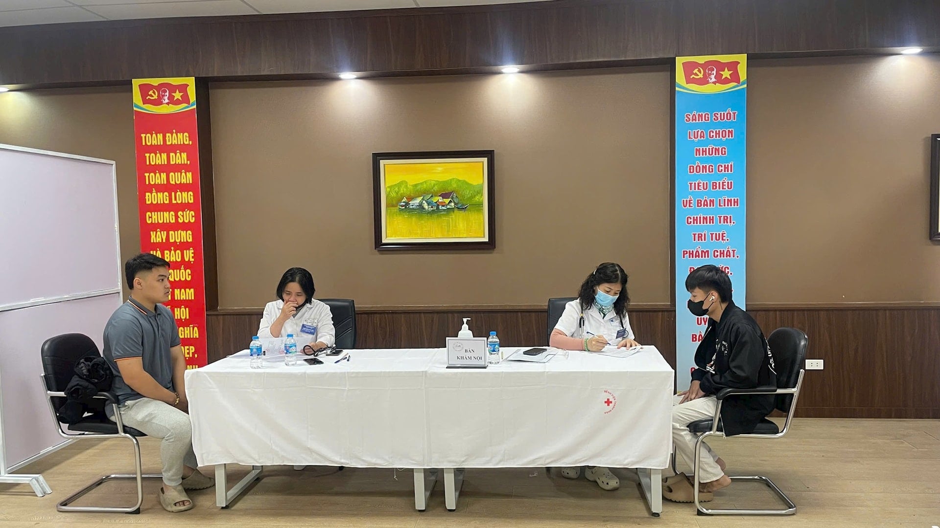 Bệnh viện Thanh Nhàn mở điểm khám sức khỏe thực hiện nghĩa vụ quân sự, công an cho 4 phường- Ảnh 1.