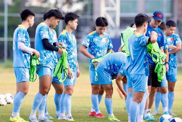 Komentator Ta Bien Cuong yakin Vietnam U23 akan menerapkan taktik baru untuk mengalahkan Malaysia U23 - Foto 2. BLV Tạ Biên Cương tin U.23 Việt Nam sẽ tung chiêu cực mới, đánh bại U.23 Malaysia - Ảnh 2.