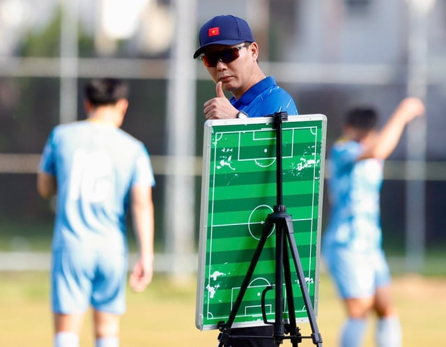 Komentator Ta Bien Cuong yakin Vietnam U23 akan menerapkan taktik baru untuk mengalahkan Malaysia U23 - Foto 3. BLV Tạ Biên Cương tin U.23 Việt Nam sẽ tung chiêu cực mới, đánh bại U.23 Malaysia - Ảnh 3.