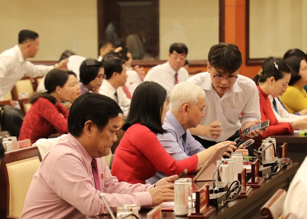 Vid den sjätte sessionen under den tionde mandatperioden för Ho Chi Minh-stadens folkråd antogs en resolution som fastställer specifika policyer för att stödja stadens handelsfrämjande aktiviteter. Foto: Nguyen Thuy. Kỳ họp thứ 6 HĐND TP.HCM khóa X thông qua Nghị quyết quy định chính sách đặc thù hỗ trợ cho các hoạt động xúc tiến thương mại của thành phố. Ảnh: Nguyễn Thủy.
