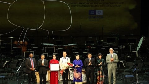 Trao bằng Di sản Tư liệu Thế giới của UNESCO cho gia đình cố nhạc sĩ Hoàng Vân