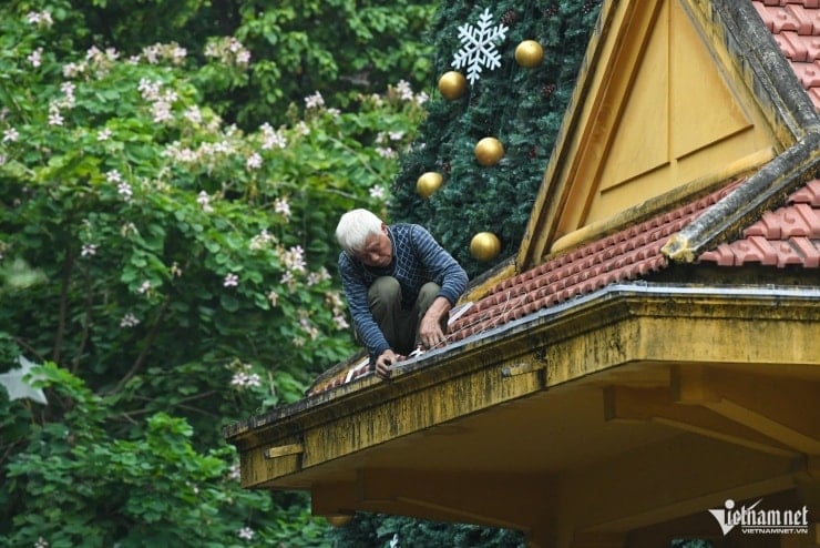 De kerken in Hanoi zijn prachtig versierd en staan klaar om te stralen ter ere van Kerstmis - 1