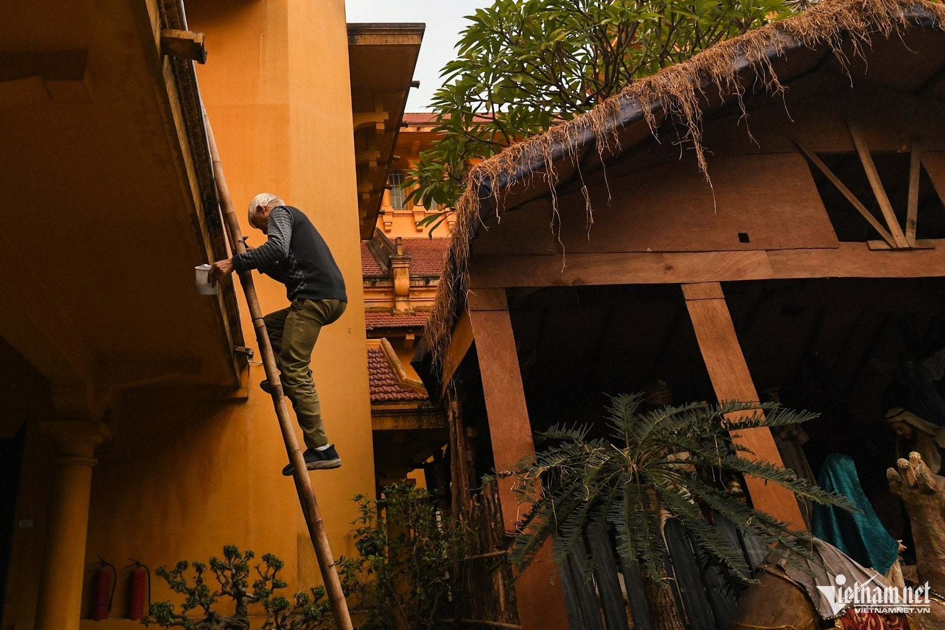 De kerken in Hanoi zijn prachtig versierd en klaar om te worden verlicht ter verwelkoming van Kerstmis - 3