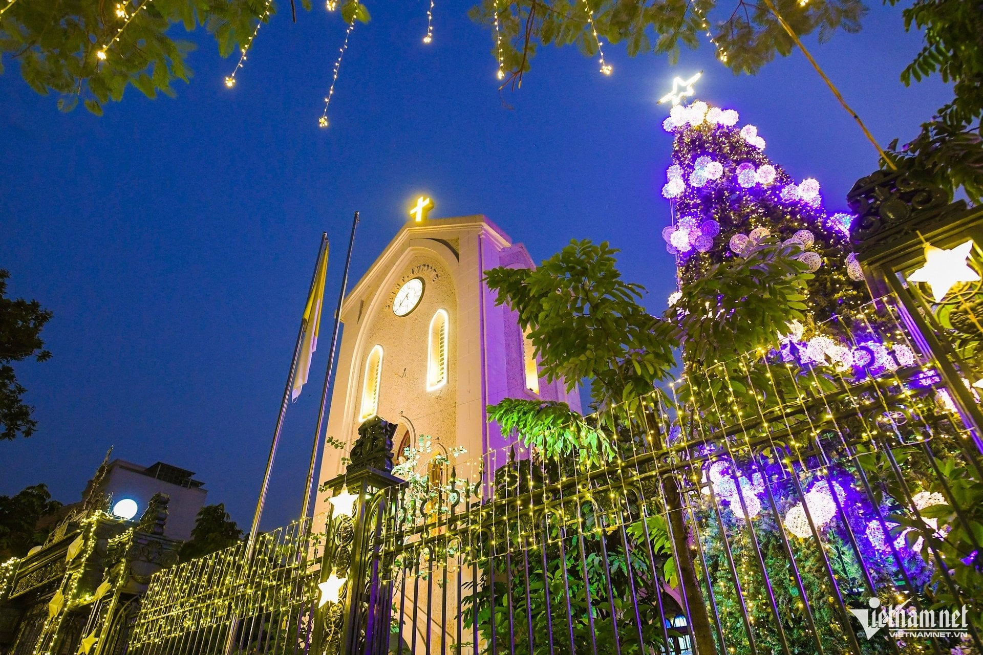 កម្មករកំពុងរៀបចំការតុបតែងលម្អនៅវិហារ Ham Long។