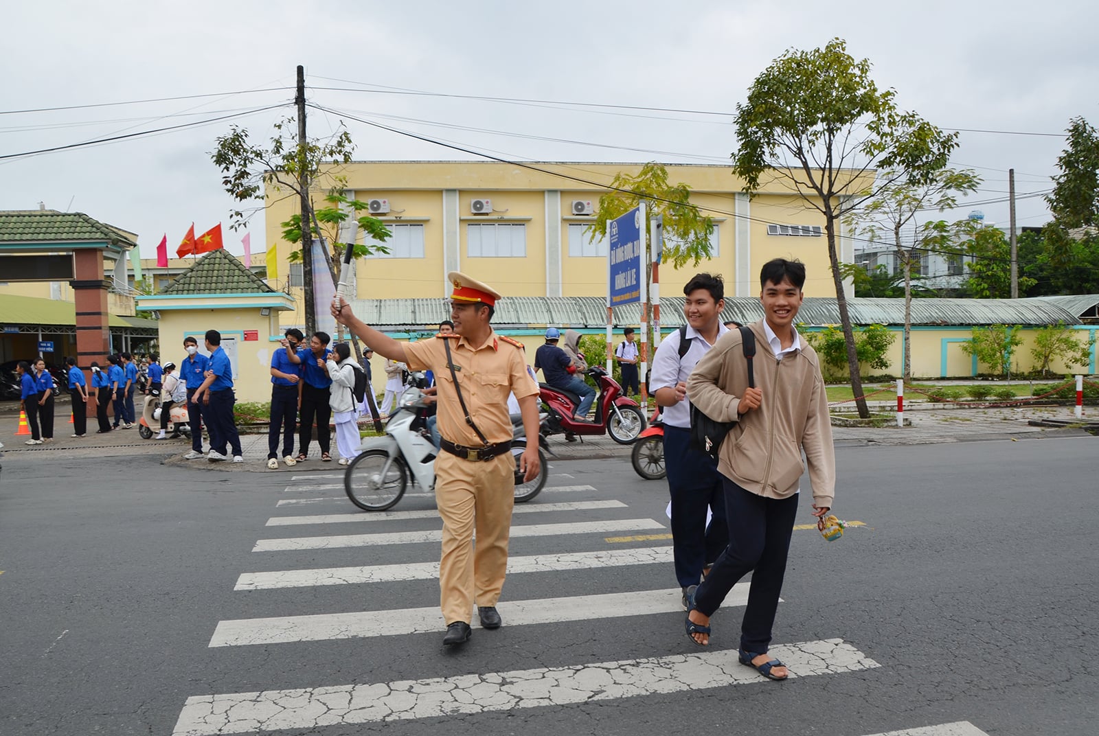 Civilizált közlekedési viselkedés az iskola kapujától.