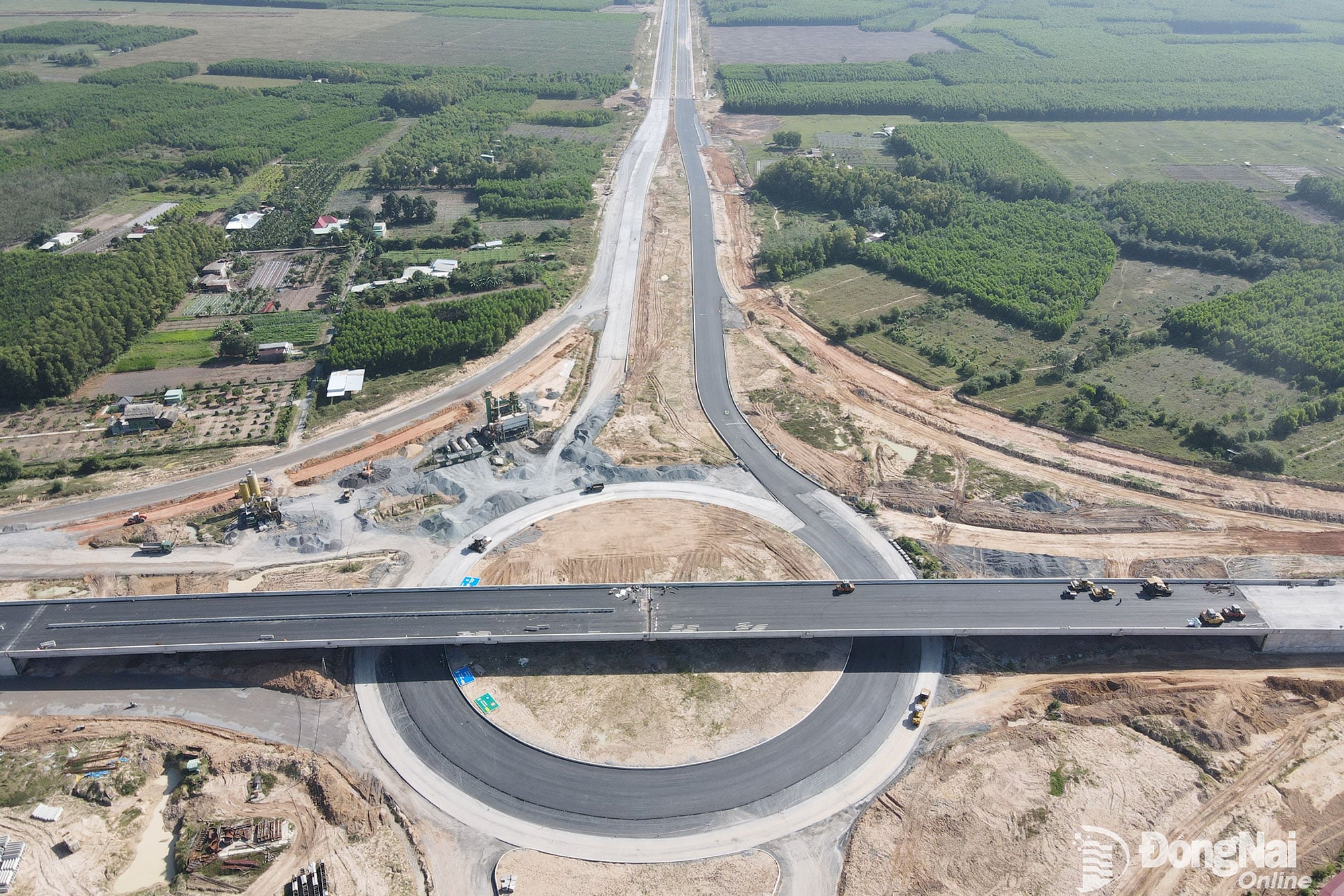 डोंग नाई प्रांत से गुजरने वाले हो ची मिन्ह सिटी रिंग रोड 3 के खंड का निर्माण कार्य तेजी से चल रहा है। फोटो: फाम तुंग