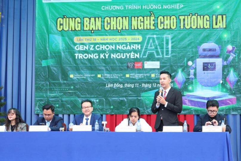 Representanter från högre utbildningsinstitutioner i Ho Chi Minh-staden och experter på karriärvägledning ger vägledning till studenter. Foto: Lam Dong Newspaper. Đại diện các cơ sở giáo dục đại học tại Thành phố Hồ Chí Minh và các chuyên gia tư vấn hướng nghiệp cho các em học sinh. Ảnh: Báo Lâm Đồng.