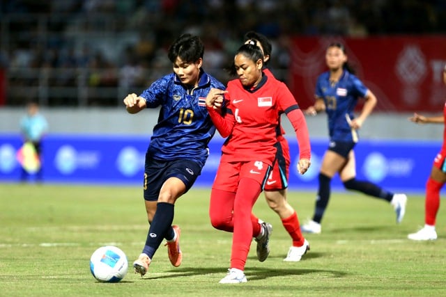 Em gái Dangda khuấy đảo, đội tuyển nữ Thái 'dạo chơi' thắng dễ Singapore: Chờ đại chiến Việt Nam- Ảnh 2.