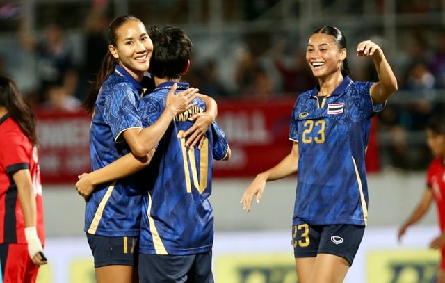 Em gái Dangda khuấy đảo, đội tuyển nữ Thái 'dạo chơi' thắng dễ Singapore: Chờ đại chiến Việt Nam- Ảnh 3.
