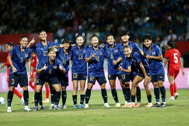 Em gái Dangda khuấy đảo, đội tuyển nữ Thái 'dạo chơi' thắng dễ Singapore: Chờ đại chiến Việt Nam- Ảnh 4.