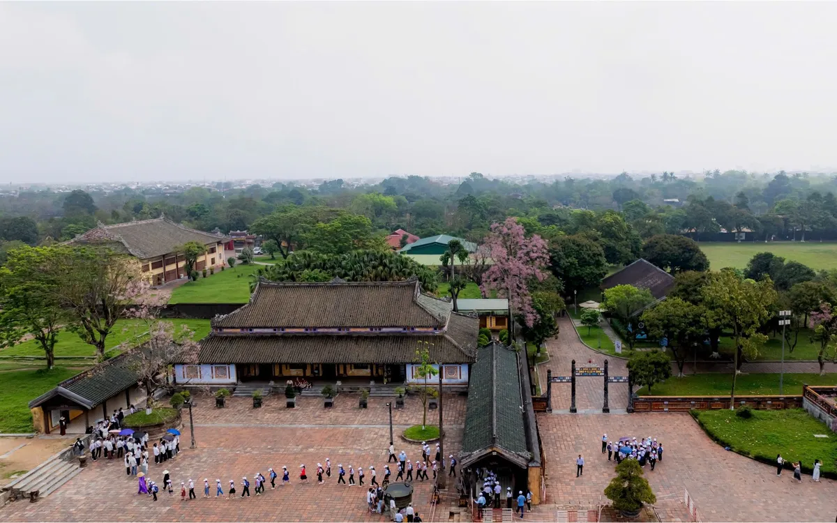 Orașul Hue își propune să primească 7-7,5 milioane de turiști în 2026. Thành phố Huế phấn đấu đón 7-7,5 triệu lượt khách năm 2026.