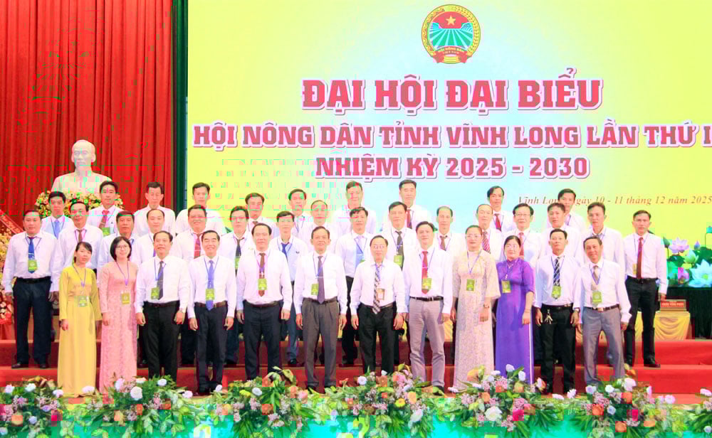 Делегати, присутні на конгресі, позують для пам'ятного фото. Фото: ТУЙ К'ЮЄН