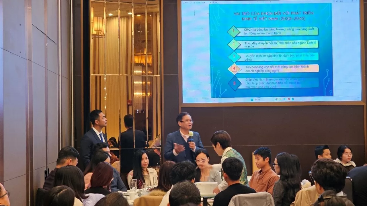 Vietnams generalkonsulat i San Francisco kopplar aktivt samman vietnamesisk kunskap och främjar tekniskt samarbete mellan Vietnam och Silicon Valley. Tổng lãnh sự quán Việt Nam tại San Francisco tích cực kết nối tri thức Việt, hợp tác công nghệ giữa Việt Nam – Thung lũng Silicon