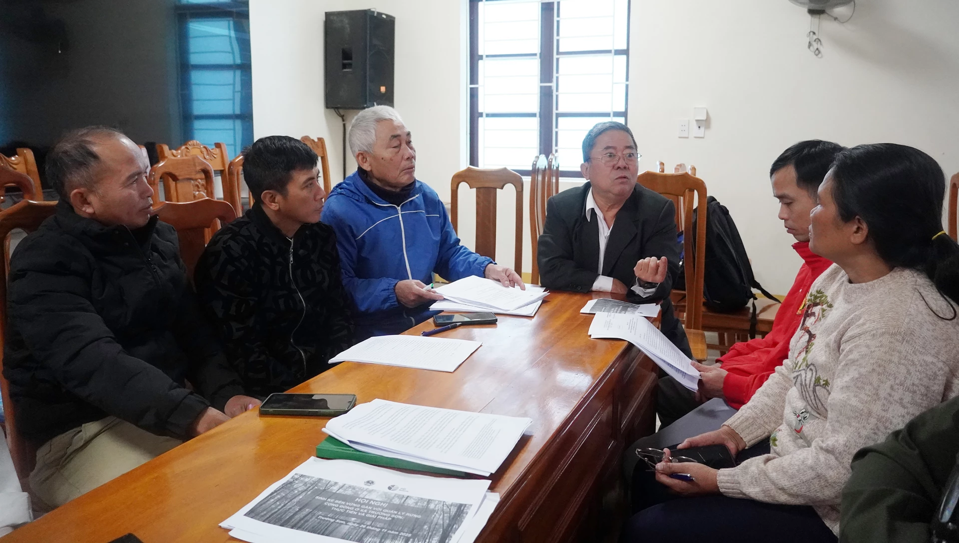 เกษตรกรในตำบลเจื่องเซินหารือเกี่ยวกับแนวทางการดำรงชีวิตที่ยั่งยืนและการจัดการป่าชุมชน ซึ่งมีส่วนช่วยในการพัฒนาเศรษฐกิจของครอบครัว - ภาพ: ฮ.ล.