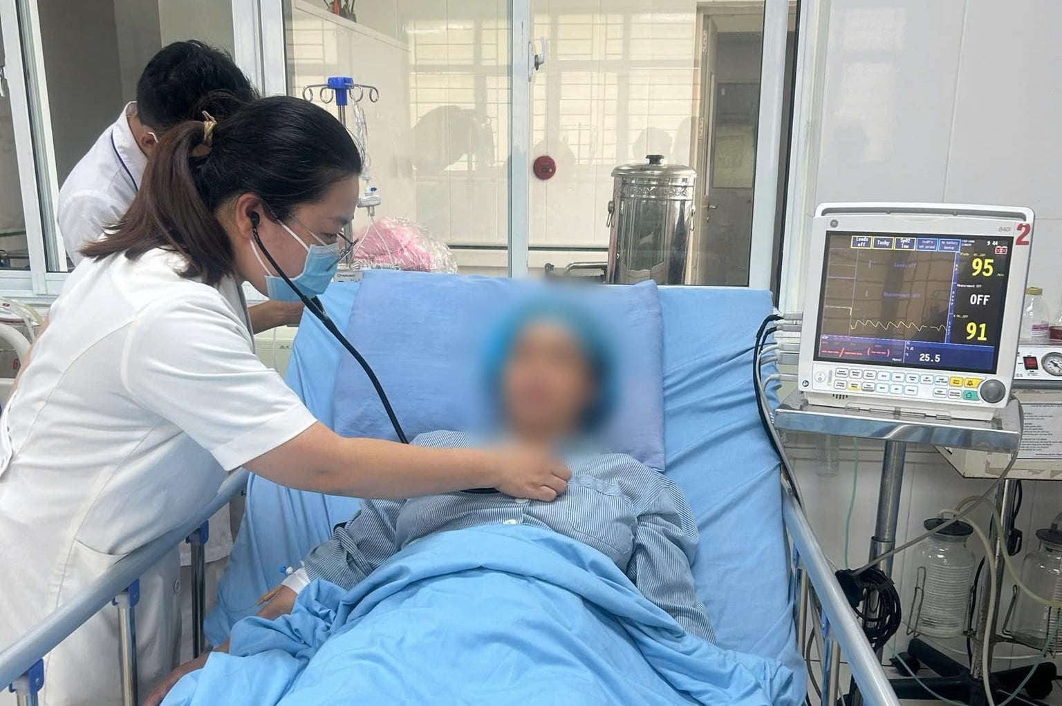 Cứu người phụ nữ bị đuối nước mặn, thoát cửa tử- Ảnh 1.