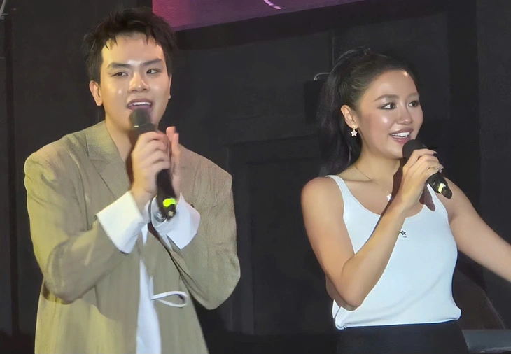 Van Mai Huong ser veldig feminin ut i hennes nye album 'Giai Nhan' - Foto 2. Văn Mai Hương - Ảnh 2.