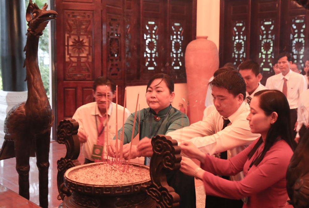 Delegater offrar rökelse till minne av ministerrådets ordförande Pham Hung.