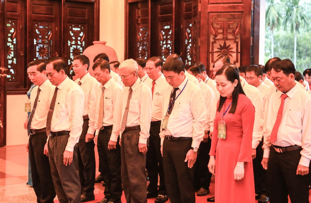 Delegaterna höll en tyst minut för att uttrycka tacksamhet och hedra ministerrådets ordförande Pham Hungs enorma bidrag.