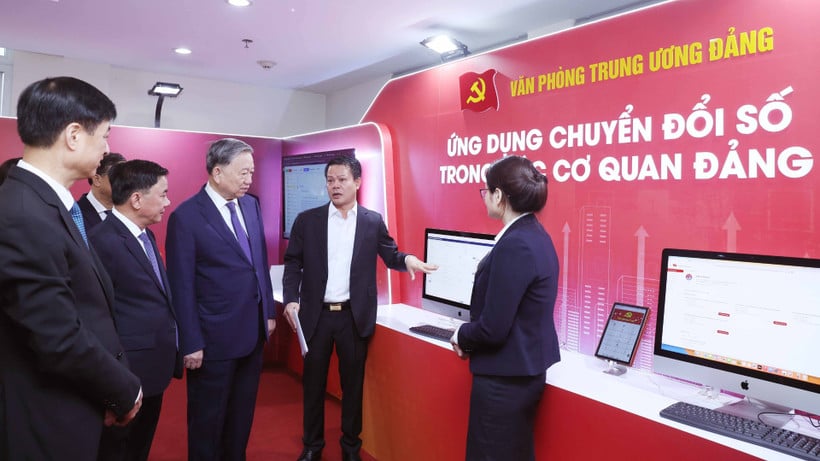 Generální tajemník To Lam sleduje prezentaci o aplikacích digitální transformace ve stranických agenturách. (Foto: Thong Nhat/VNA)