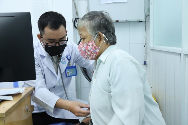 Indeks kepuasan pasien di rumah sakit di Kota Ho Chi Minh terus meningkat - Gambar 1. Chỉ số hài lòng của người bệnh tại các bệnh viện ở TPHCM tiếp tục tăng- Ảnh 1.