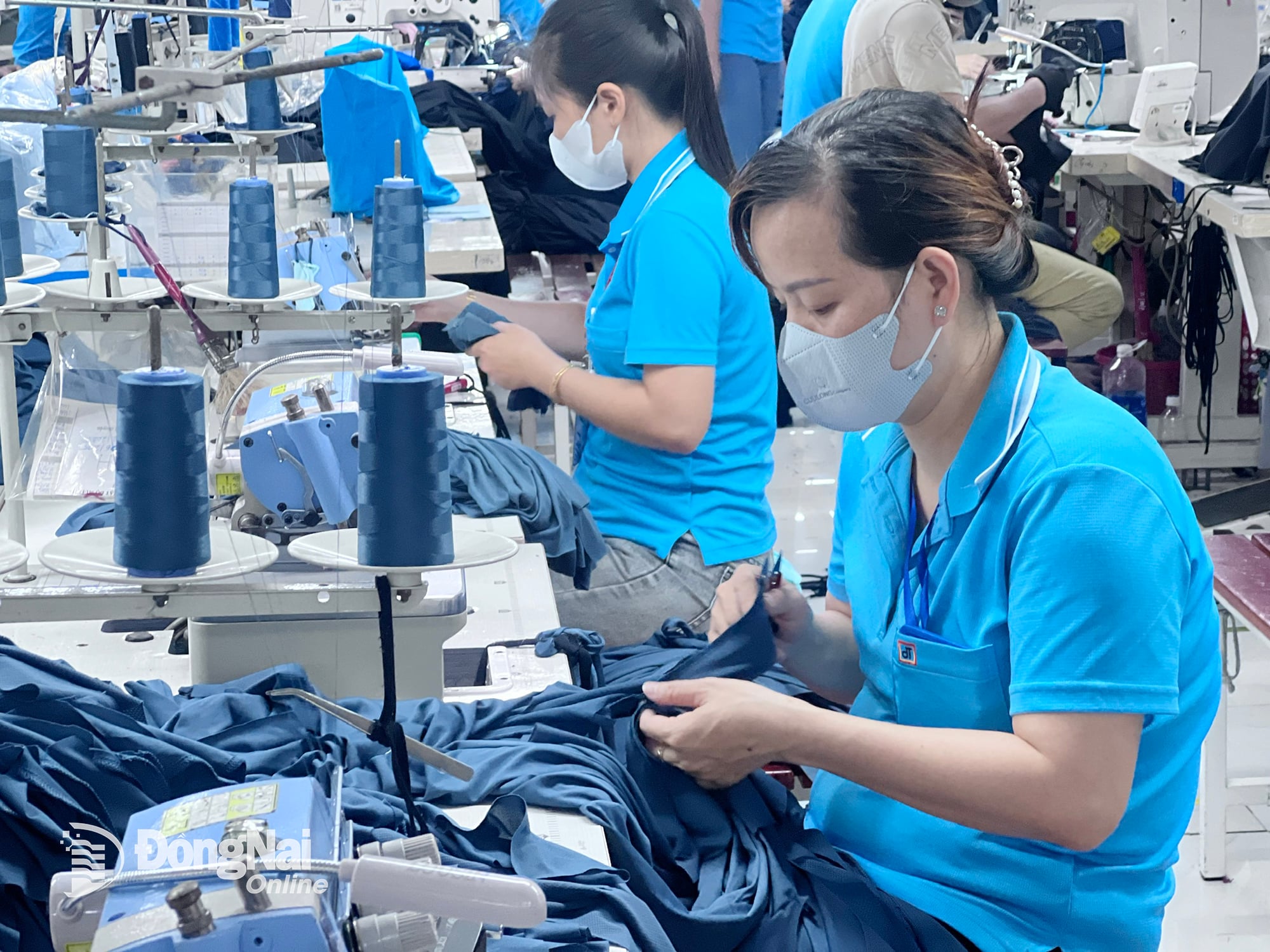 Produção de vestuário para exportação na Dong Tien Joint Stock Company (localizada no Parque Industrial Amata, distrito de Long Binh, província de Dong Nai). Foto: Huong Giang