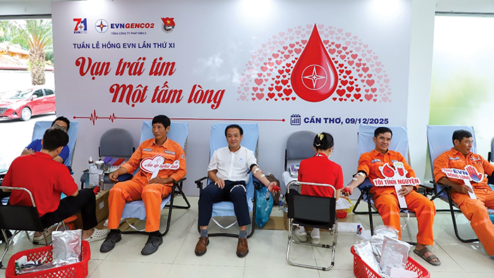 Can Tho Thermal Power Company donerar blod till samhället.