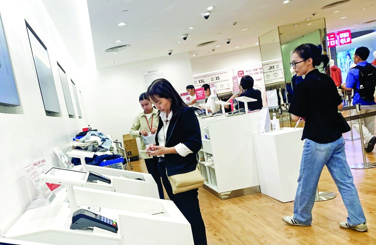 Os clientes podem simplesmente colocar suas compras na caixa e, em seguida, passar o cartão para pagar. Chỉ cần bỏ hàng hóa mua sắm vào thùng, khách hàng có thể quẹt thẻ thanh toán