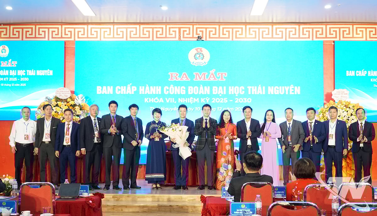 Presentation av verkställande kommittén för den sjunde kongressen för fackföreningen vid Thai Nguyen-universitetet, mandatperioden 2025-2030.