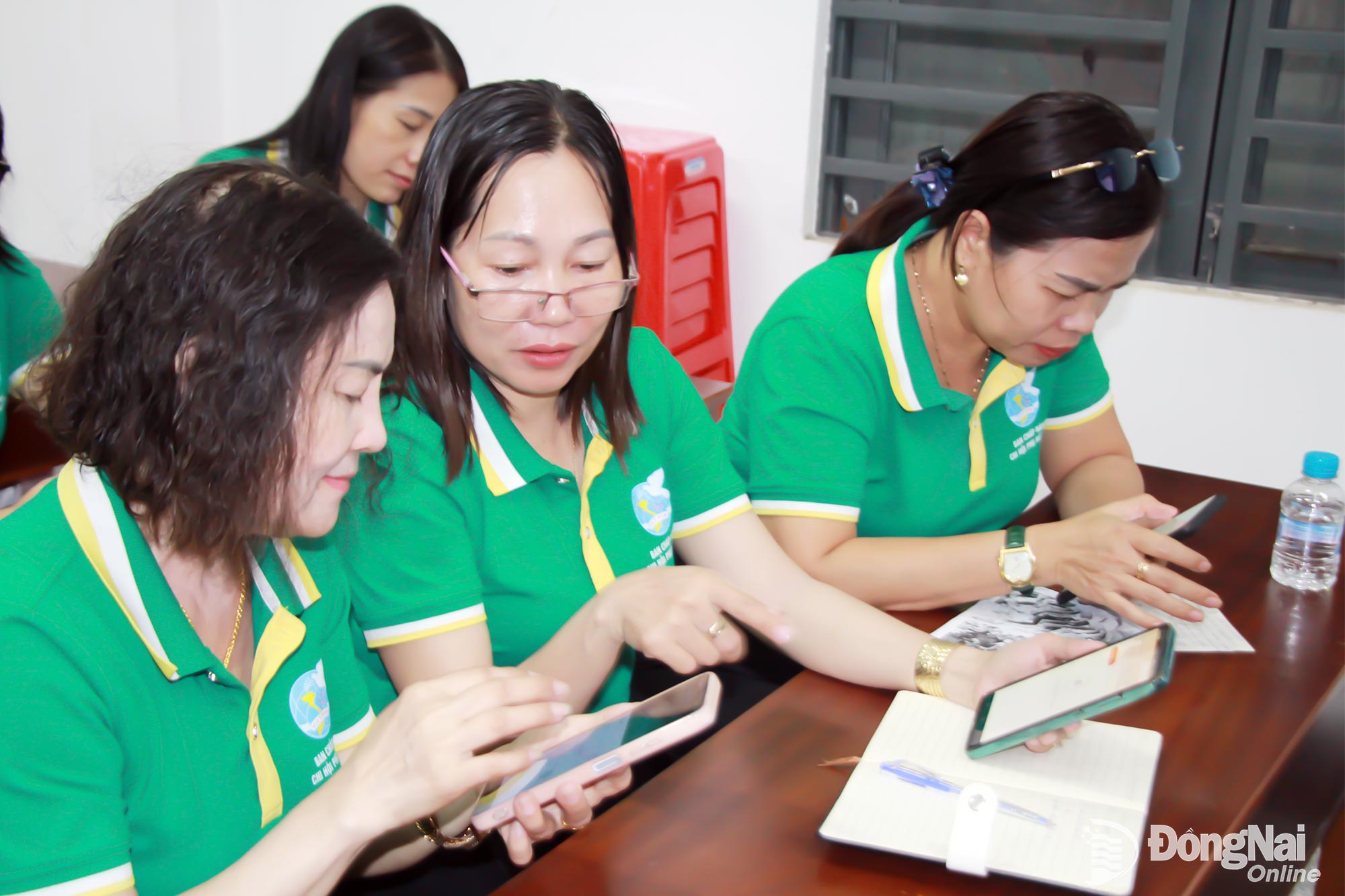 សមាជិកសមាគមនារីភូមិ៣A ឃុំត្រាងដាយ ពិភាក្សាអំពីការប្រើប្រាស់កម្មវិធីឌីជីថល។ រូបថត៖ Nga Son