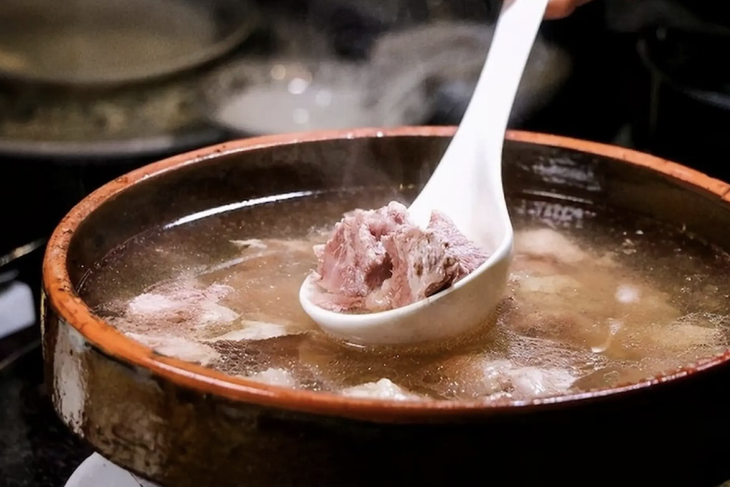 Supa de oase ajută la întărirea oaselor și articulațiilor și suplimentează colagenul pentru o piele frumoasă? - Imaginea 1. xương khớp - Ảnh 1.