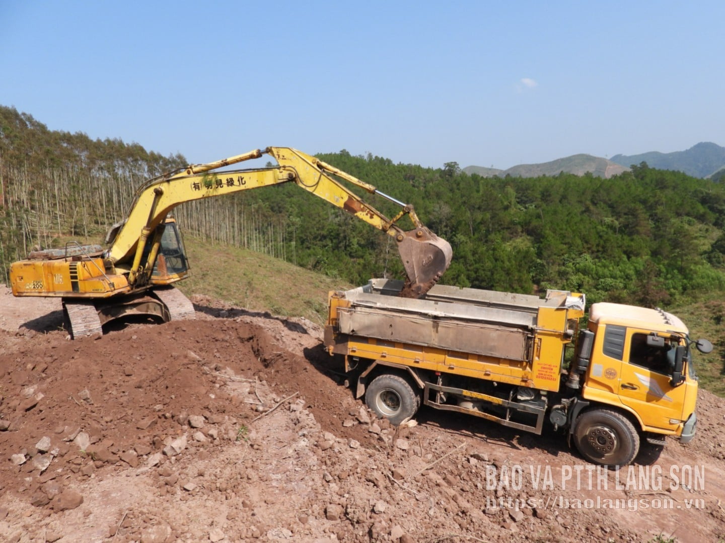 ຜູ້ຮັບເໝົາກຳລັງສ້າງເສັ້ນທາງບໍລິການຢູ່ສະຖານທີ່ກໍ່ສ້າງໂຮງຮຽນຫຼາຍຊັ້ນໃນຕາແສງກຽນມົກ.