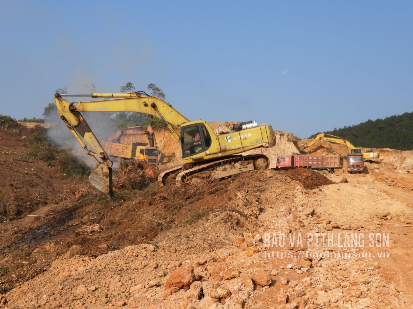 ຜູ້ຮັບເໝົາໄດ້ລະດົມພາຫະນະ ແລະ ເຄື່ອງຈັກກໍ່ສ້າງເພື່ອເຮັດວຽກຂຸດຄົ້ນ ແລະ ກໍ່ສ້າງຄັນຄູນ້ຳຢູ່ສະຖານທີ່ກໍ່ສ້າງໂຮງຮຽນຫຼາຍຊັ້ນຂອງບ້ານເມົາເຊີນ.