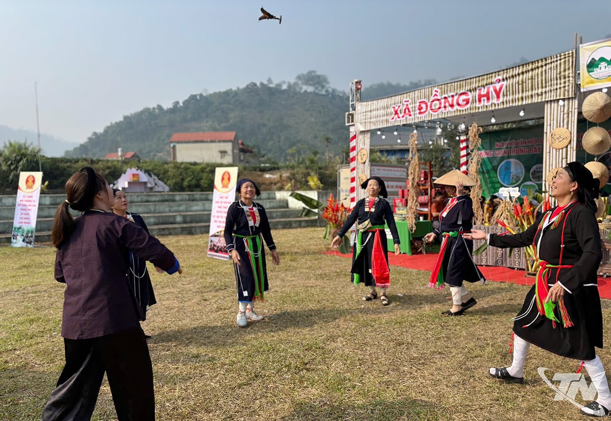 Bird hunting - a fun and popular game among the San Chay women of Phu Luong commune.