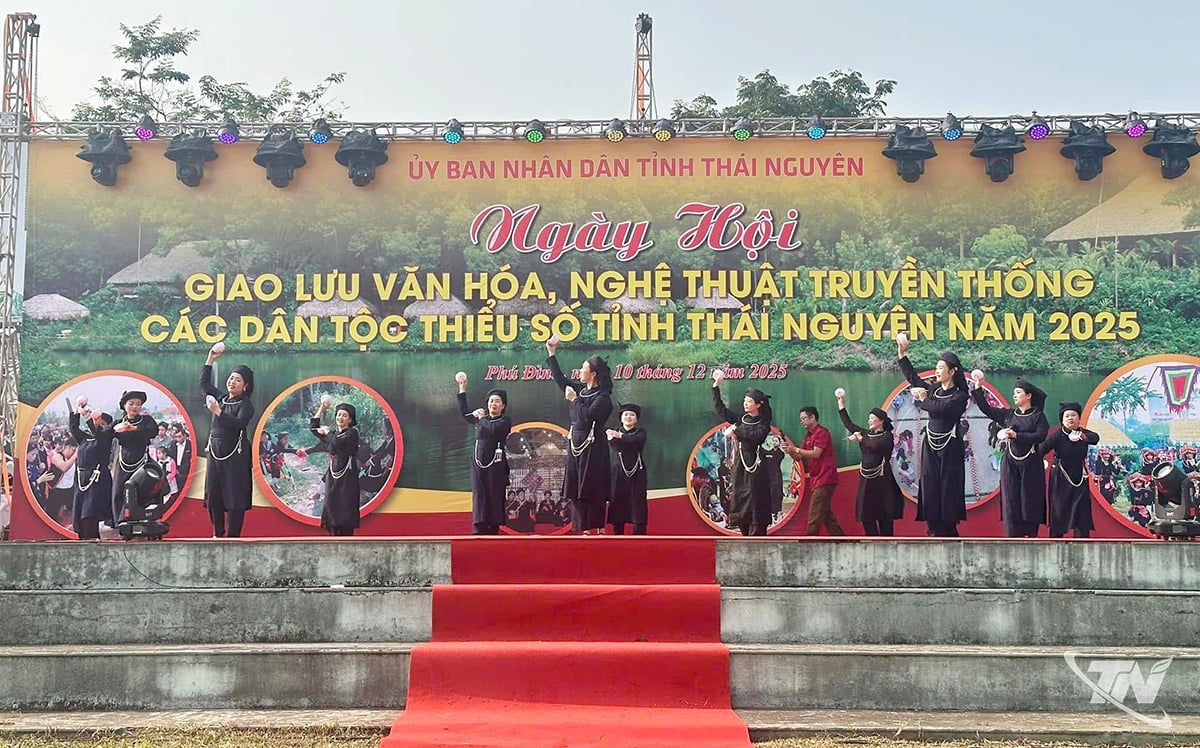 A performance of the traditional bowl dance (Tay ethnic group) by the delegation from Vo Nhai commune, Thai Nguyen province.
