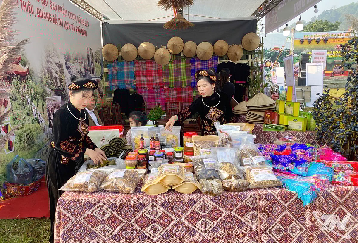The stalls display traditional products and specialties from various localities in Thai Nguyen province.