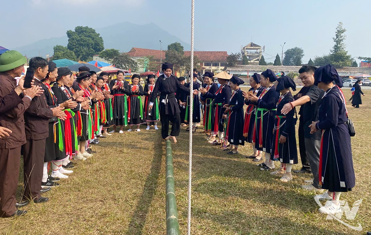 The monkey bridge game requires players to maintain perfect balance.