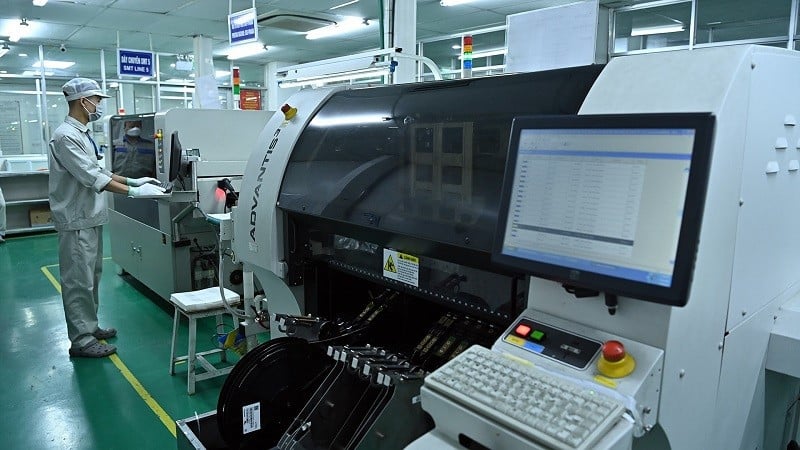기술자들이 생산 라인을 가동하고 있다. (사진: nhandan.vn)