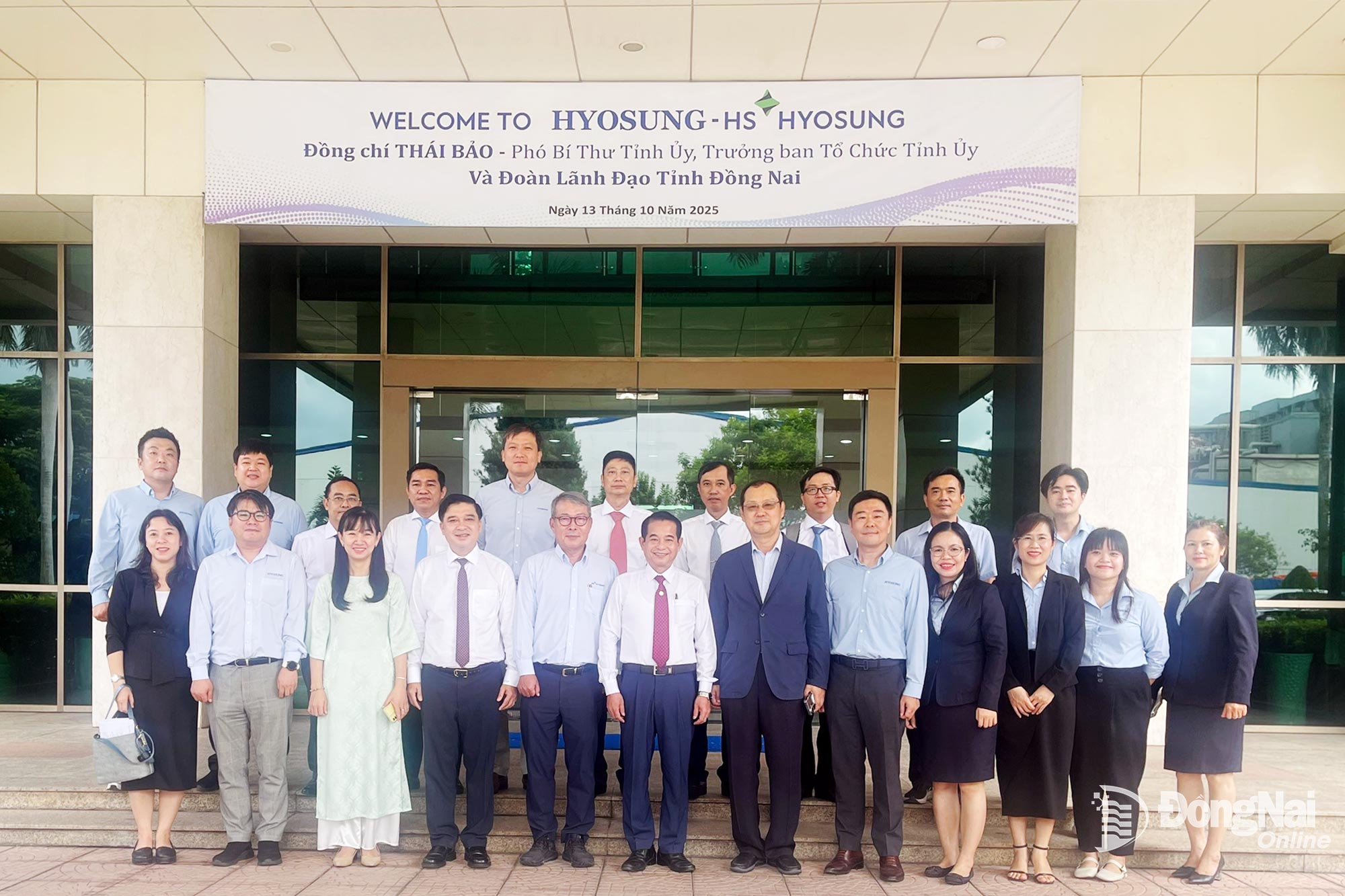 Comrade Thai Bao (front row, sixth from the left), Deputy Secretary of the Provincial Party Committee, Head of the Provincial Party Committee's Organization Department, Head of the Provincial Party Committee's Steering Committee 07, and the provincial delegation visit Hyosung Vietnam Co., Ltd. in Dong Nai. Photo: Phuong Hang