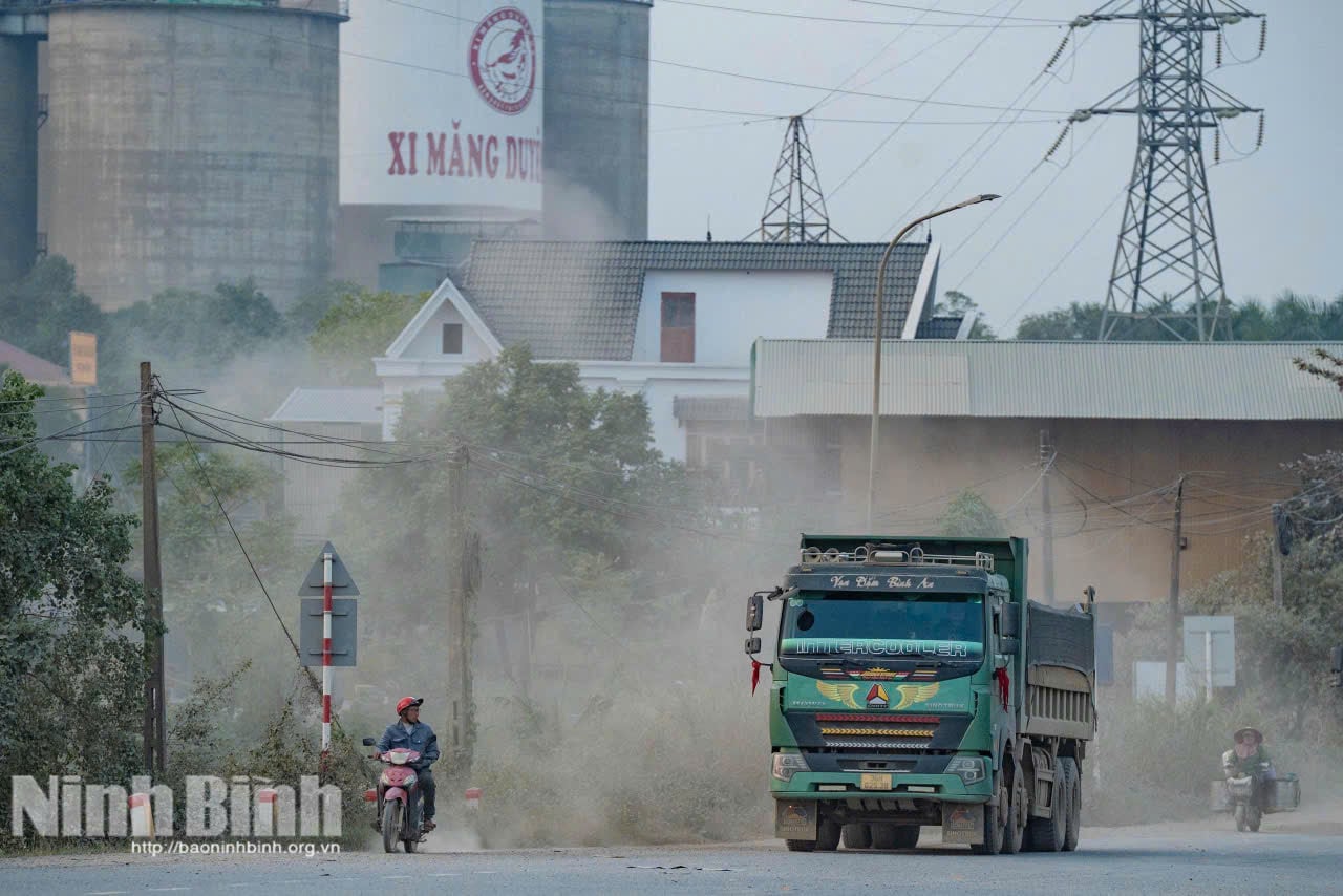 Τα οχήματα που μεταφέρουν οικοδομικά υλικά κινούνται συνεχώς, σηκώνοντας σύννεφα σκόνης, επηρεάζοντας άμεσα τους χρήστες του οδικού δικτύου και το περιβάλλον διαβίωσης γύρω από το εργοστάσιο τσιμέντου Duyen Ha. Φωτογραφία: Ngoc Linh