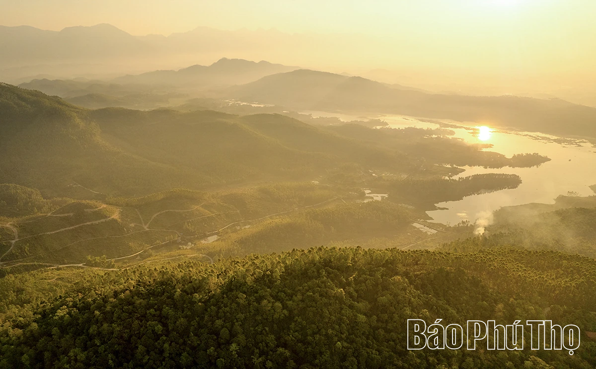 Matahari awal pagi di atas Tasik Van Truc
