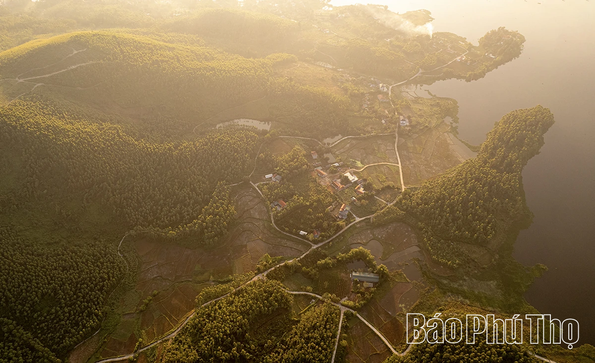 Matahari awal pagi di atas Tasik Van Truc