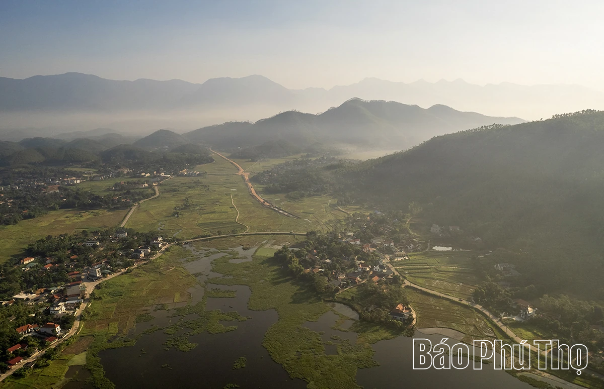 Matahari awal pagi di atas Tasik Van Truc