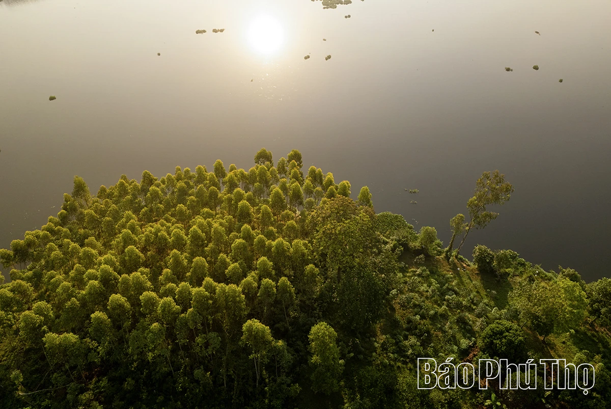 Matahari awal pagi di atas Tasik Van Truc