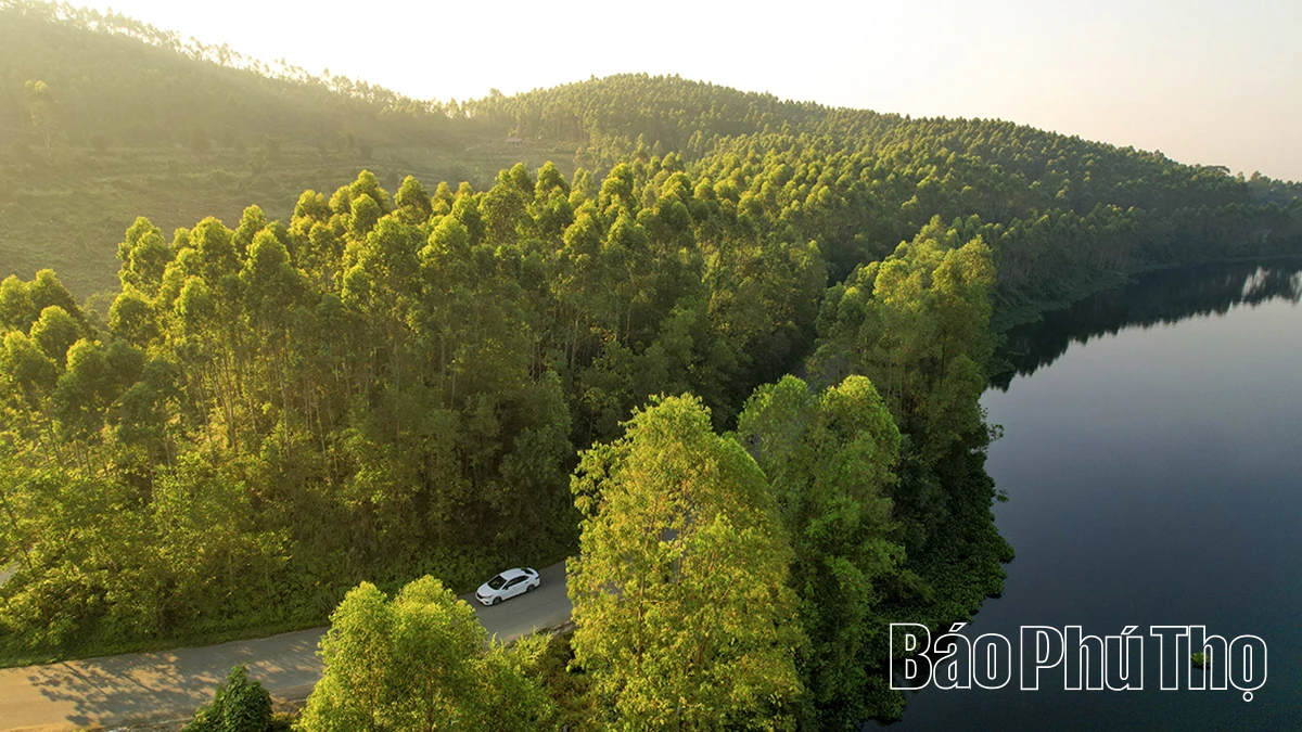 Matahari awal pagi di atas Tasik Van Truc